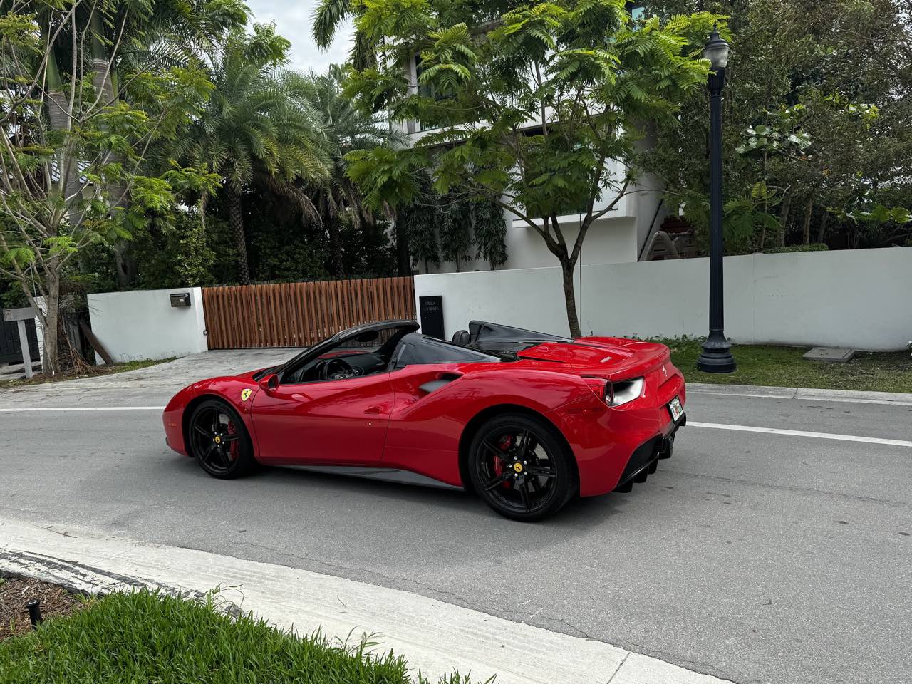 Ferrari 488 Spider, front three-quarter, TRUE X shoot
